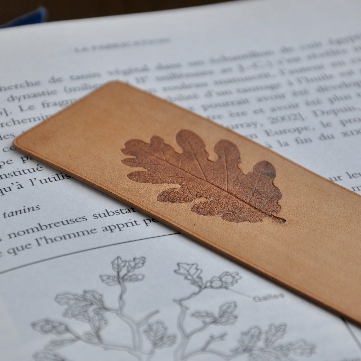 Marque page en cuir avec motif botanique gaufre