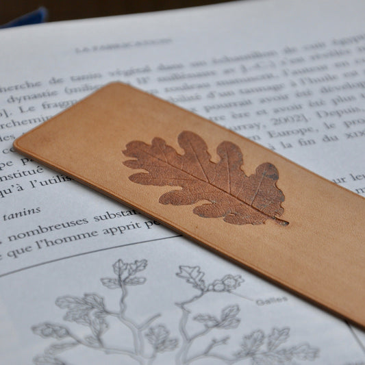 Marque page en cuir avec motif botanique gaufre