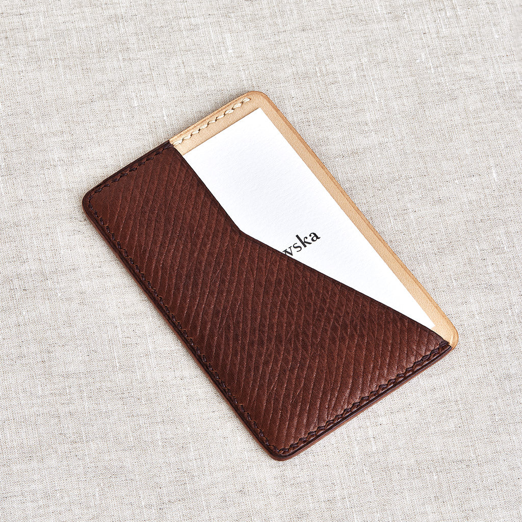 Vue : vue trois-quarts ; Porte-cartes 3CC en cuir de Russie cousu main